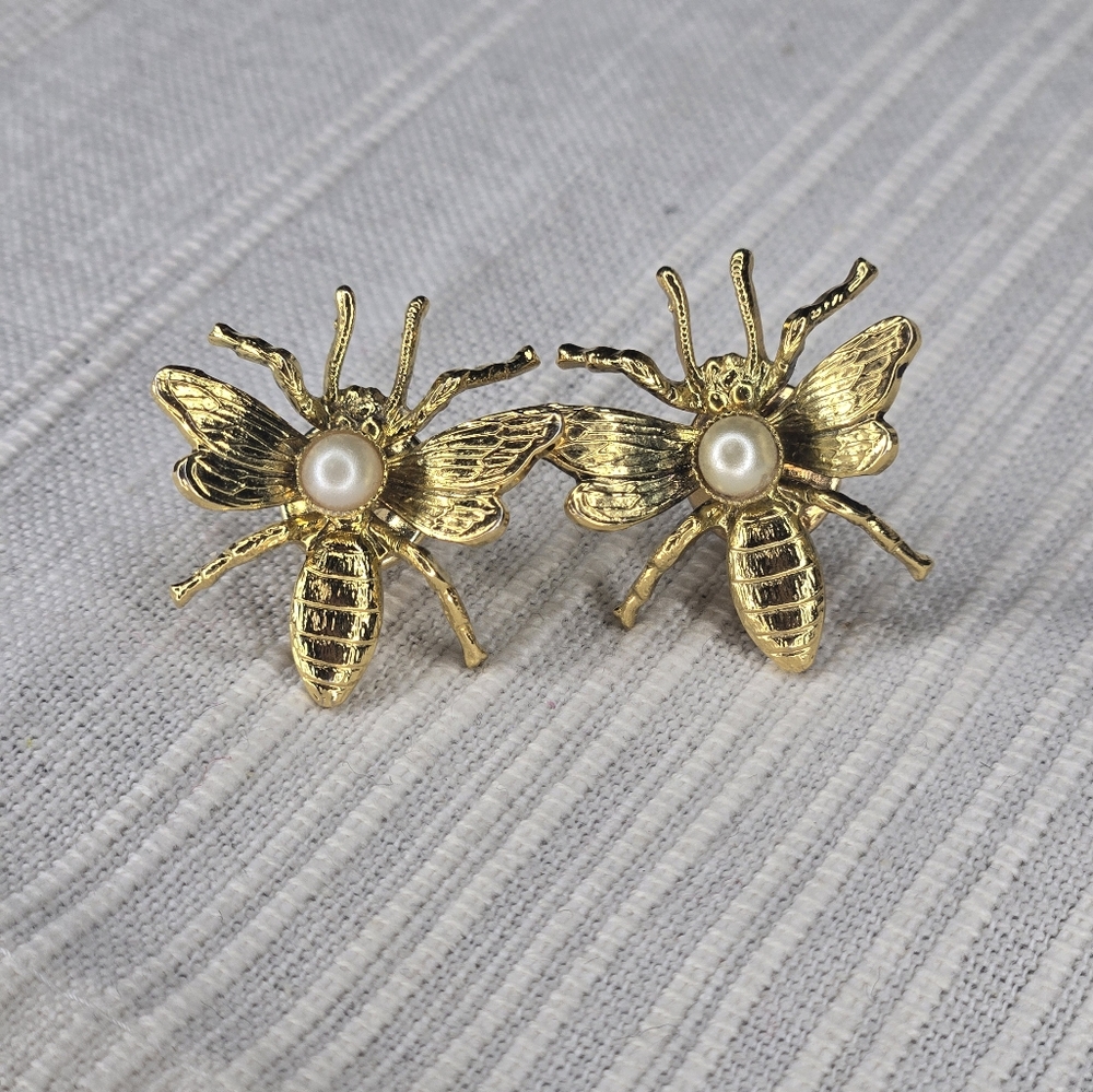 Vintage - Gold Bee Brooch with Pearl Accent